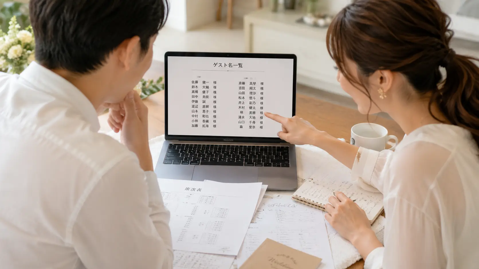 エンドロールの写真枚数は何枚必要？おすすめ枚数と構成例に関連するエンドロールの名前表記を確認するイメージ