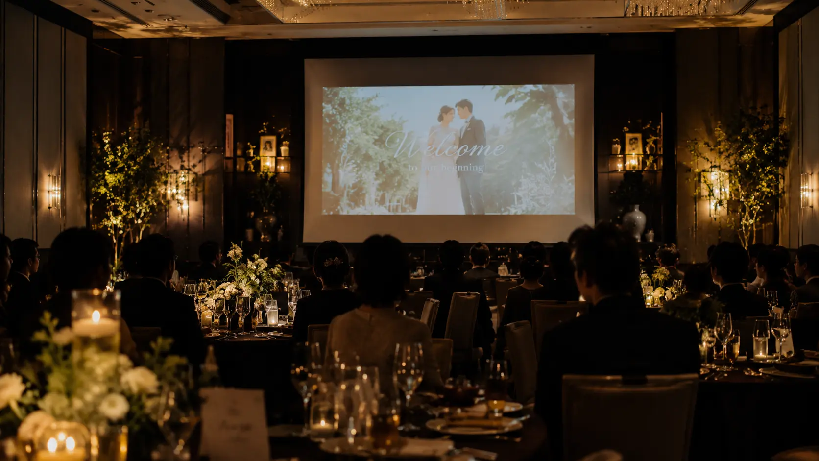 オープニングムービーの最後のコメントを上映する披露宴会場スクリーン