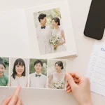 プロフィールムービーの写真順を考える新郎新婦の手元